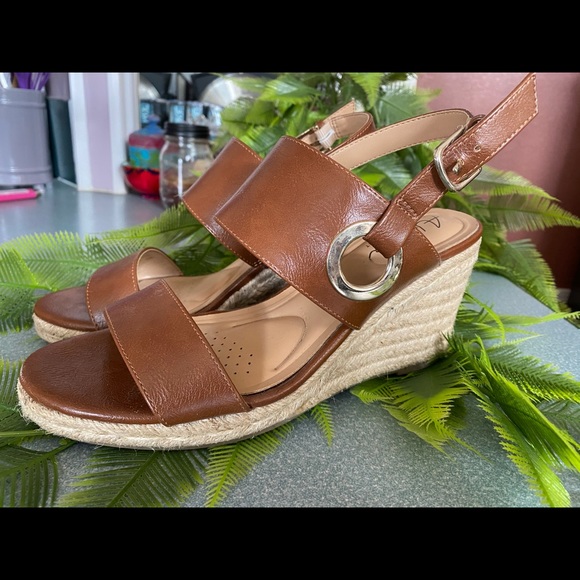 Brown wedged sandal - Picture 3 of 4